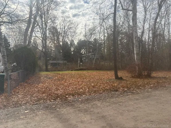 Elmwood Rd, Lexington, MI 48450
