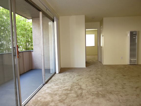 Living Room / Hallway