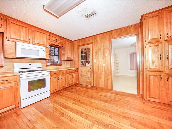 4th image of 204 Willow St