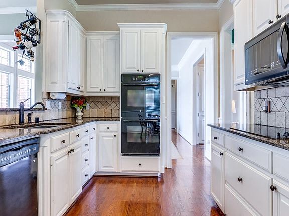 3rd image of 1512 Elm Dr