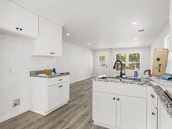5th image of 139 Carolina Ave