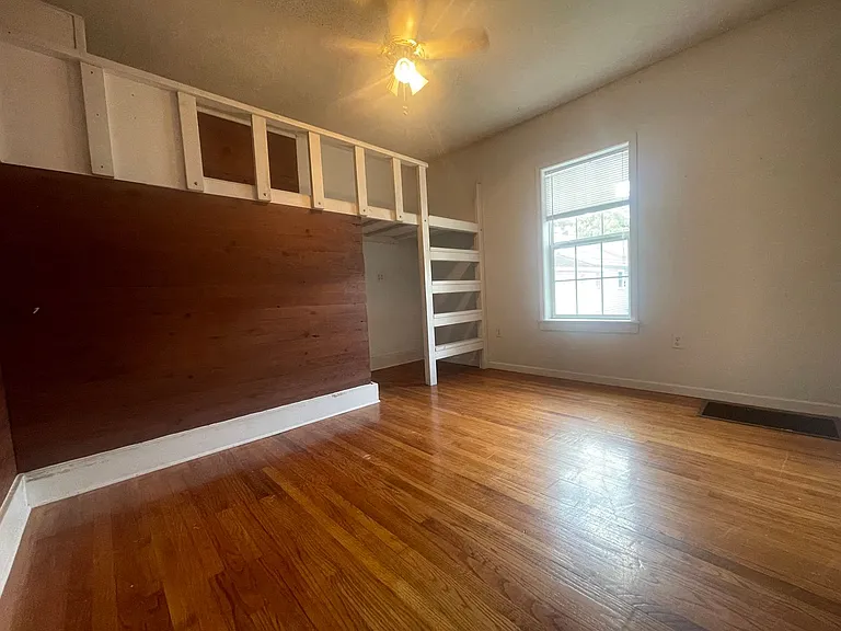 321 E College St — Photo 5