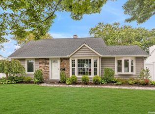 112 Arlyn Dr W, Massapequa, NY