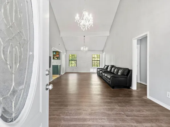 221 Sharon Ln, Livingston, TX 77351