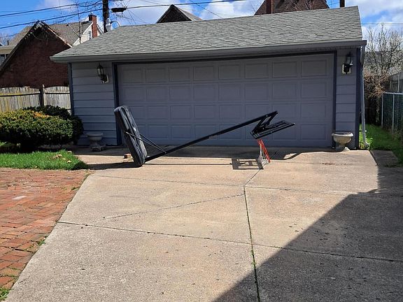 4th image of 2106 Parkdale Ave
