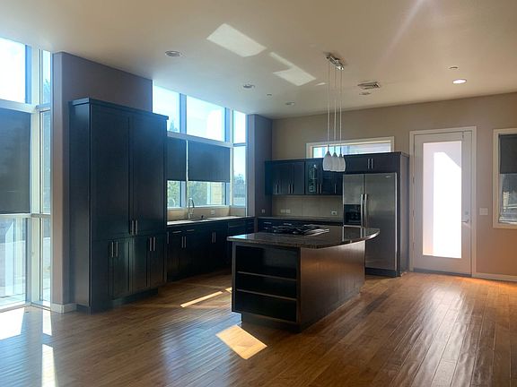 5th image of 449 SE Washington St #206