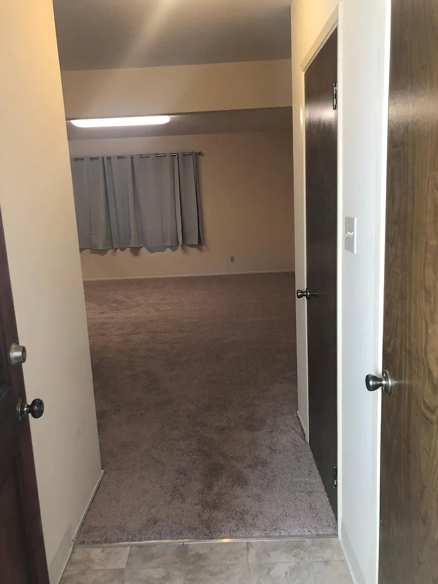 Building Photo - 1045 W Washington Ave #3