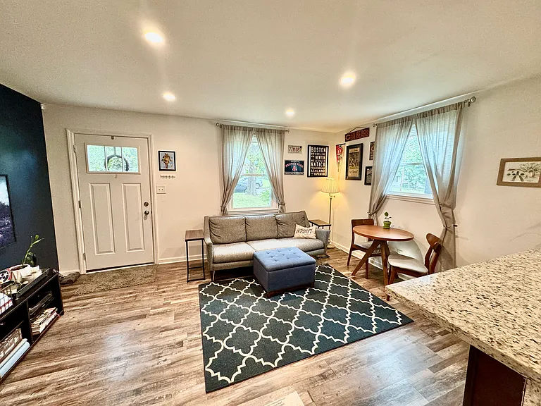 702 Crockett St — Photo 3