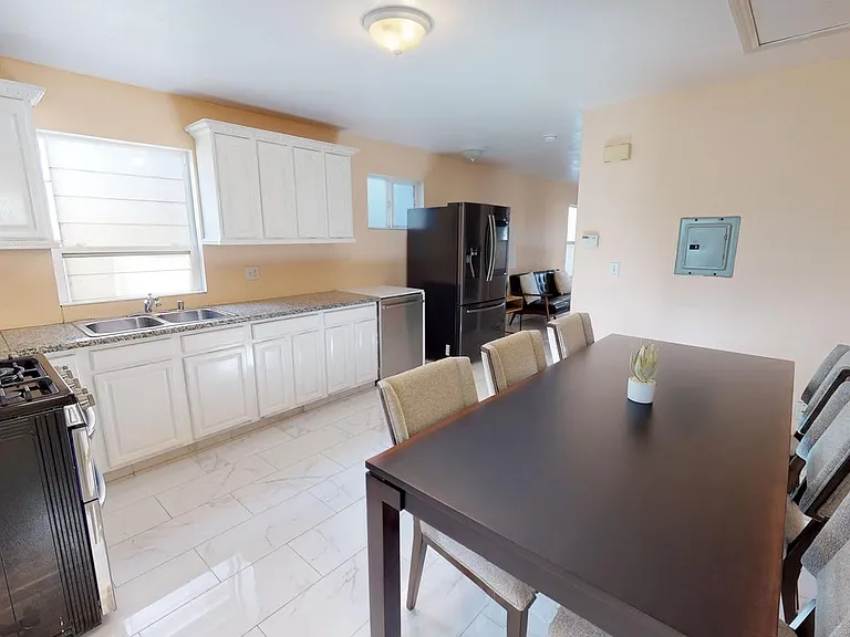 342 Chester St — Photo 3