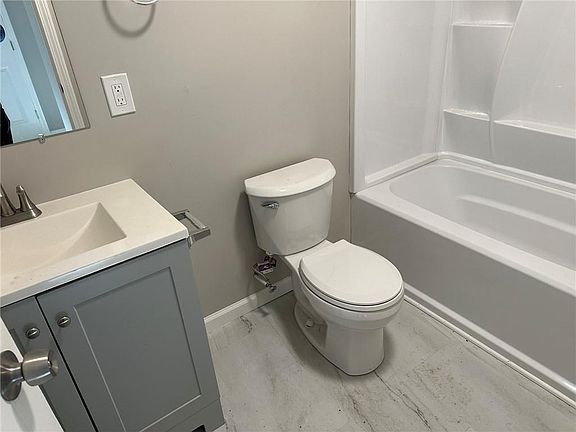 4th image of 3711 Thompson Ave
