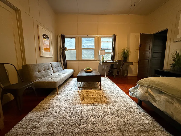 826 S Burlington Ave #4 — Photo 5