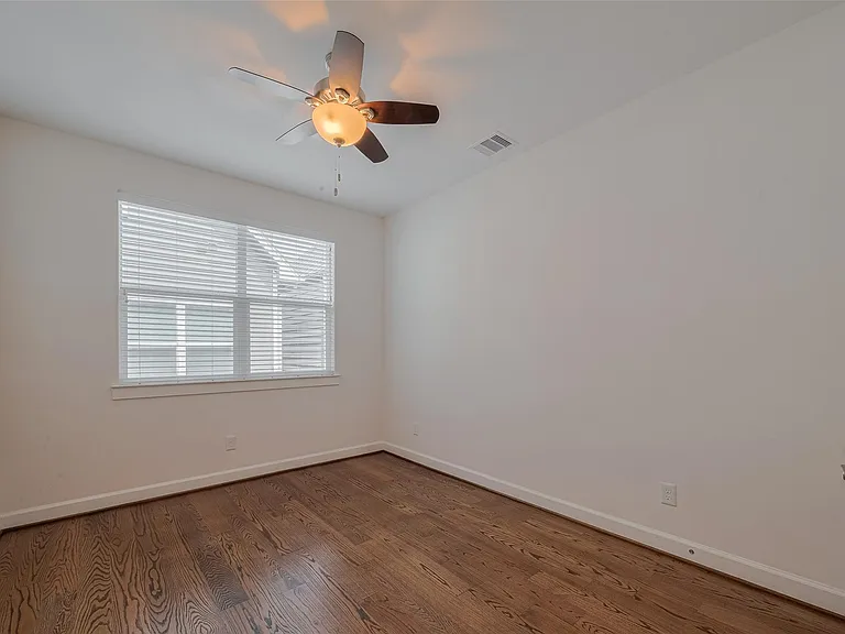 854 W 20th St — Photo 23