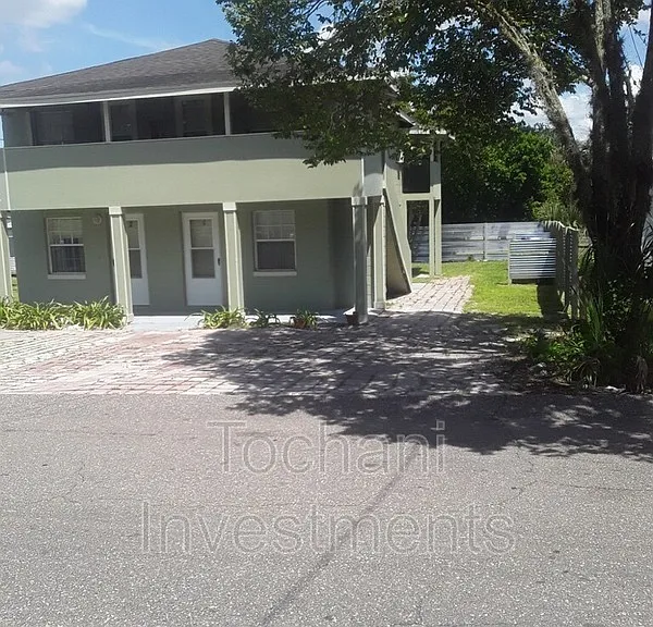 1002 Avenue E #1 — Photo 3