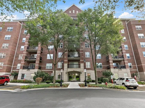 410 W Mahogany Ct #202, Palatine, IL 60067