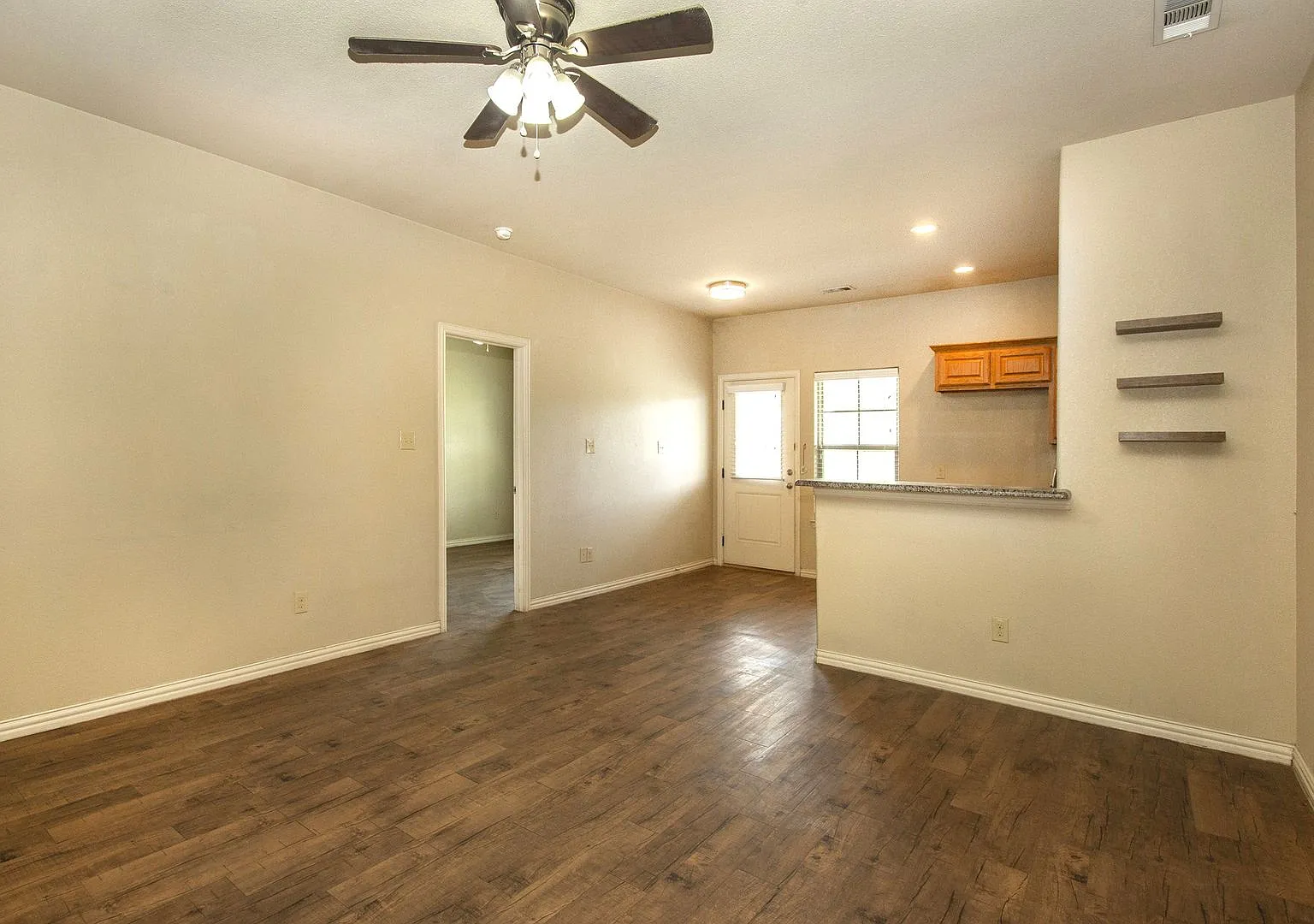 House for Lease in Denison — Photo 2