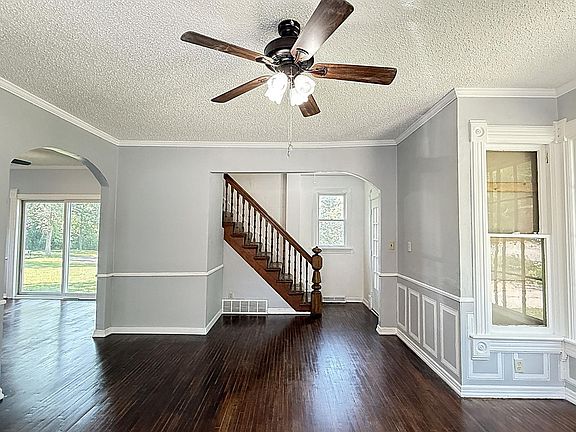 3rd image of 143 Washington St