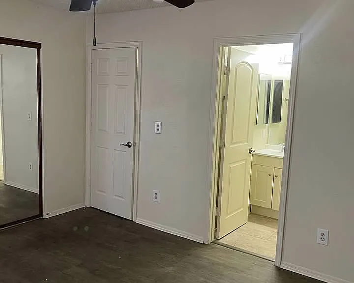 2121 Chertsey Dr #D — Photo 15