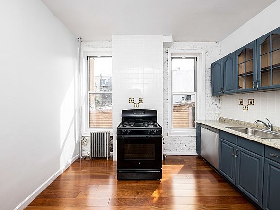 3rd image of 310 Bleecker St #2A