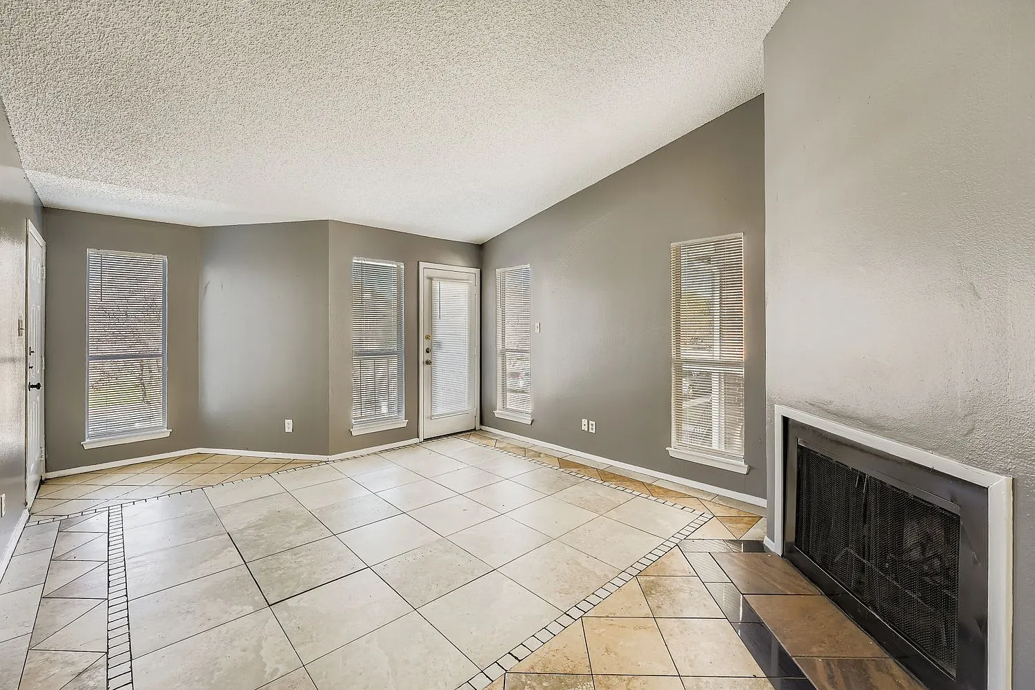 1913 W Loop — Photo 2