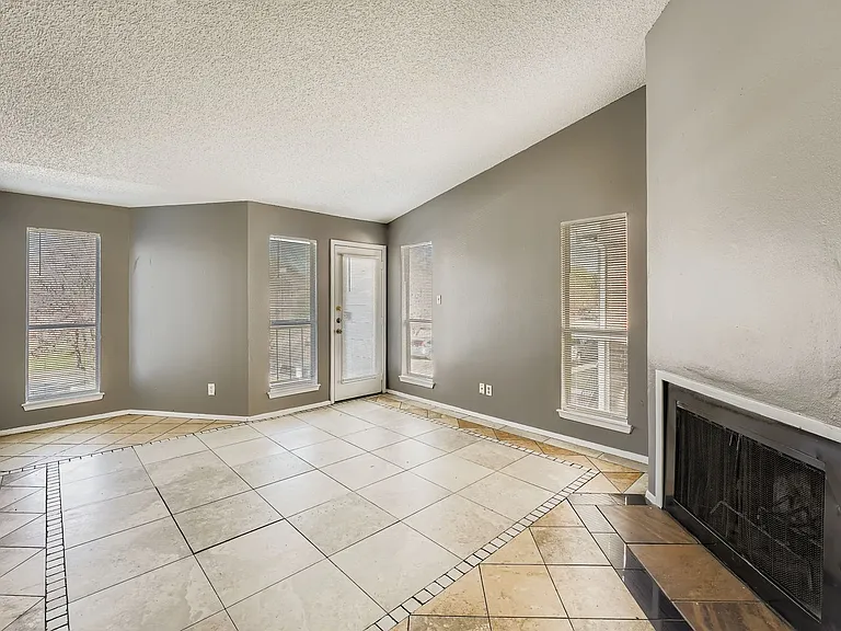 1913 W Loop #C — Photo 3
