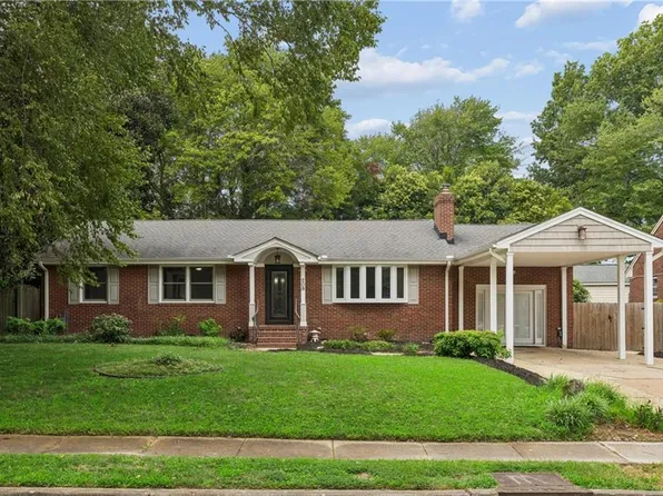 209 E McGinnis Cir, Norfolk, VA 23502