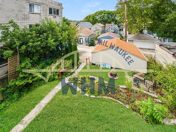 3rd image of 2565 N Oakland Ave