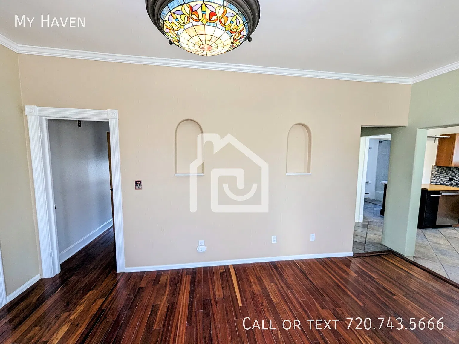 Light-Filled 2 Bed Victorian with Downtown Skyline Views Steps to Five Points & Light Rail — Photo 4