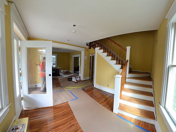 2nd image of 909 Marshall Ave SW