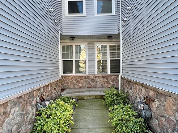 3rd image of 28 Lyndsey Ln