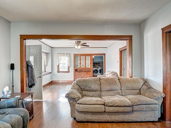 2nd image of 602 W Grand Ave