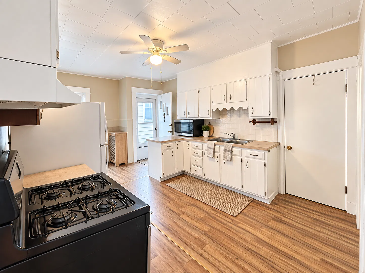 2 bed, 700 sqft, $1,200 — Photo 1