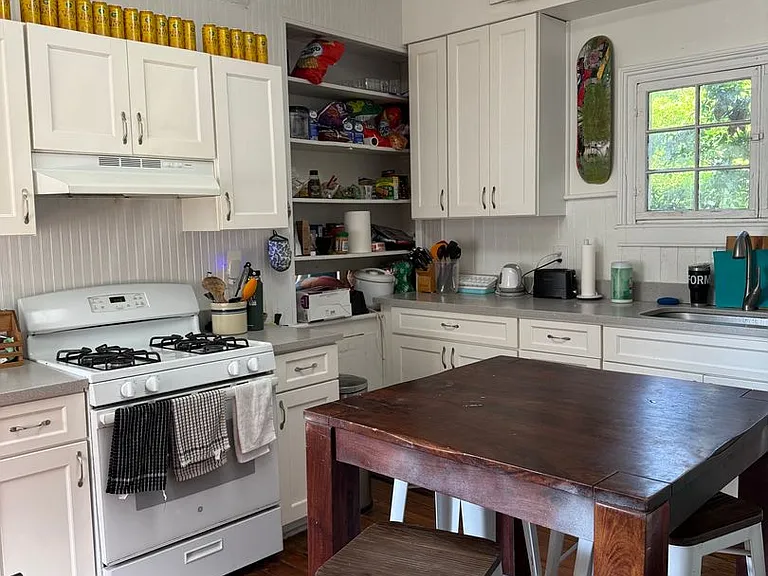38 Bull St #D — Photo 11