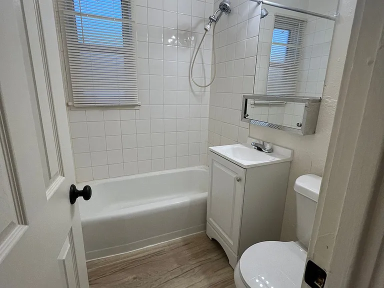 923 W 6th St — Photo 4