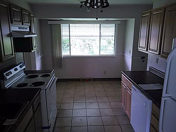 3rd image of 121 Joliet Ave