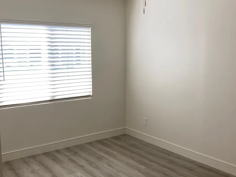 546 N Barbara Ave — Photo 15