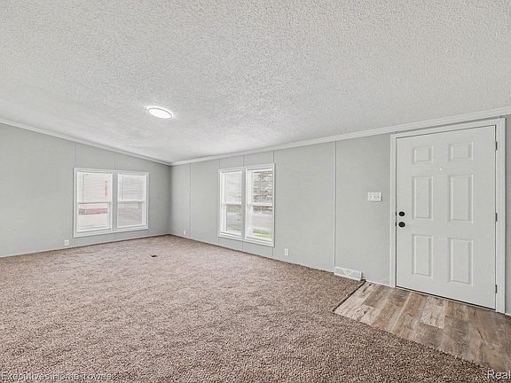 4th image of 59587 Susan Ln E