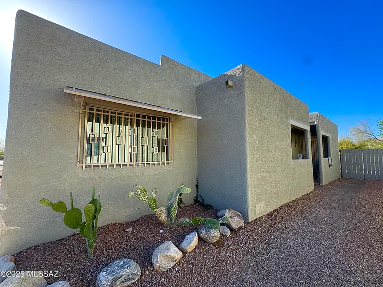 3323 E Blacklidge Dr #3323 — Photo 1