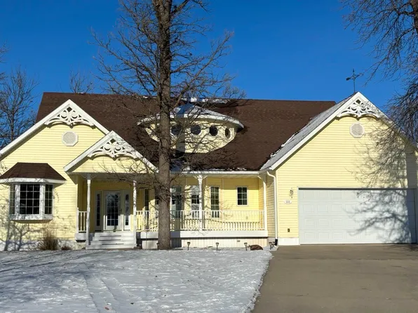 111 Oakwood Ct, Thief River Falls, MN 56701