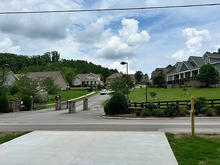 119 Gentry Rd — Photo 2