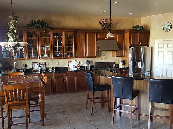eat-in kitchen