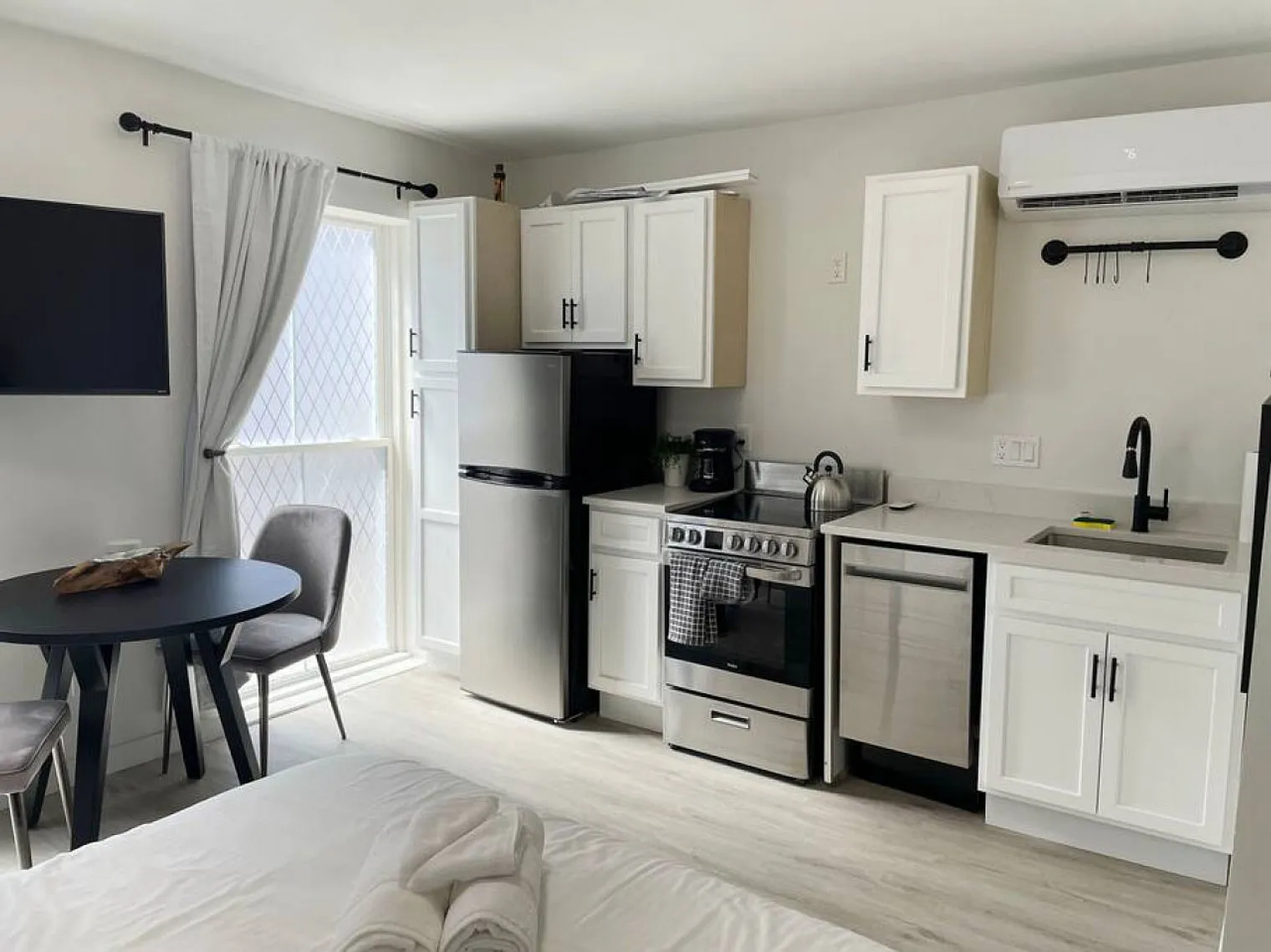 1 bed, 1.0 bath, 430 sqft, $1,733 — Photo 2
