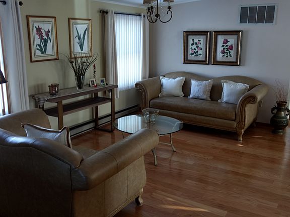 3rd image of 1 Dogwood Ln