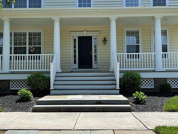 2nd image of 729 Idlewyld Dr