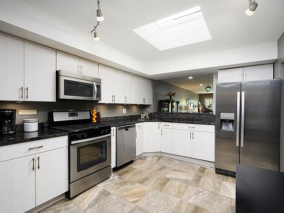 3rd image of 415 Franklin Ave APT 5C