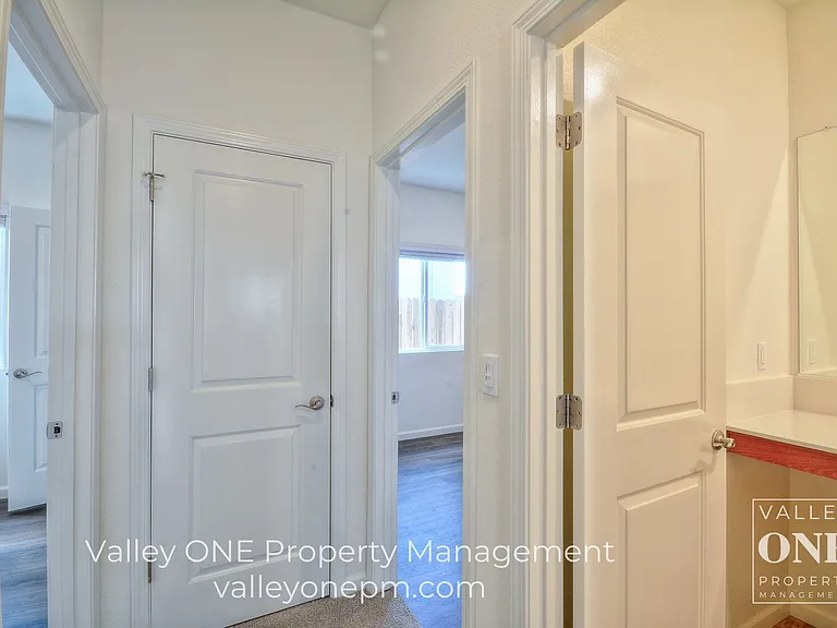 933 Tipton Ln — Photo 40
