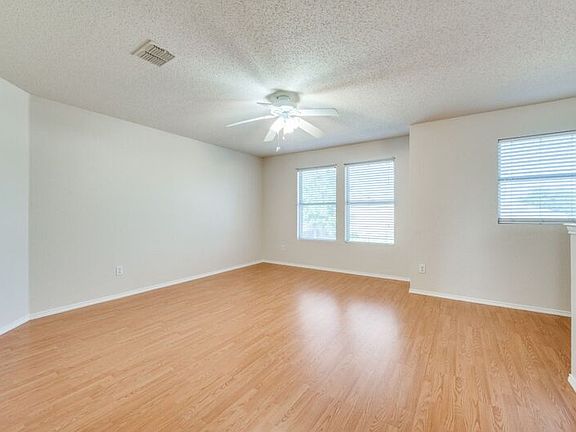 4th image of 2528 Red Oak Dr