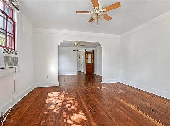 3rd image of 914 Congress St