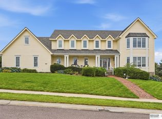 909 Bailey Dr, Papillion, NE 68046