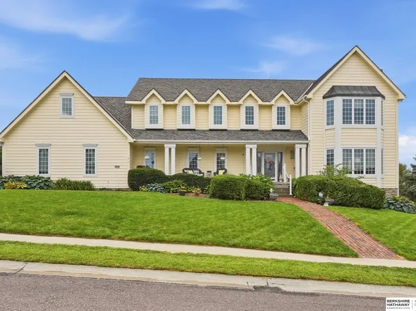 909 Bailey Dr, Papillion, NE 68046