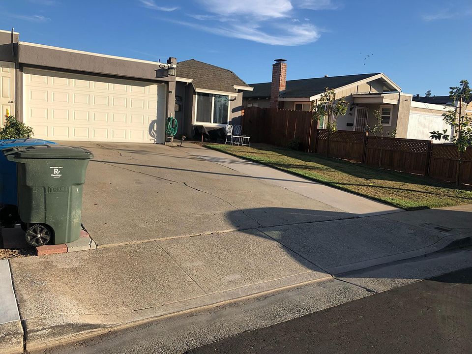 1st image of 276 Carlyle Ct